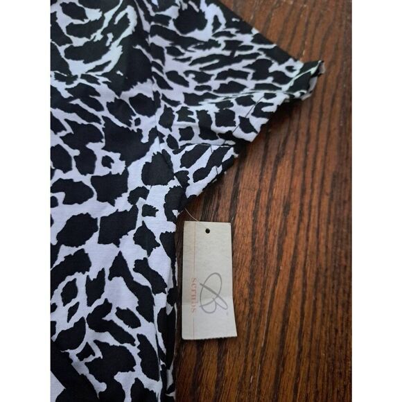 New Medium Bobby Brooks Black White Animal Print Short Sleeve Scrub Top Scrubs - Picture 2 of 3
